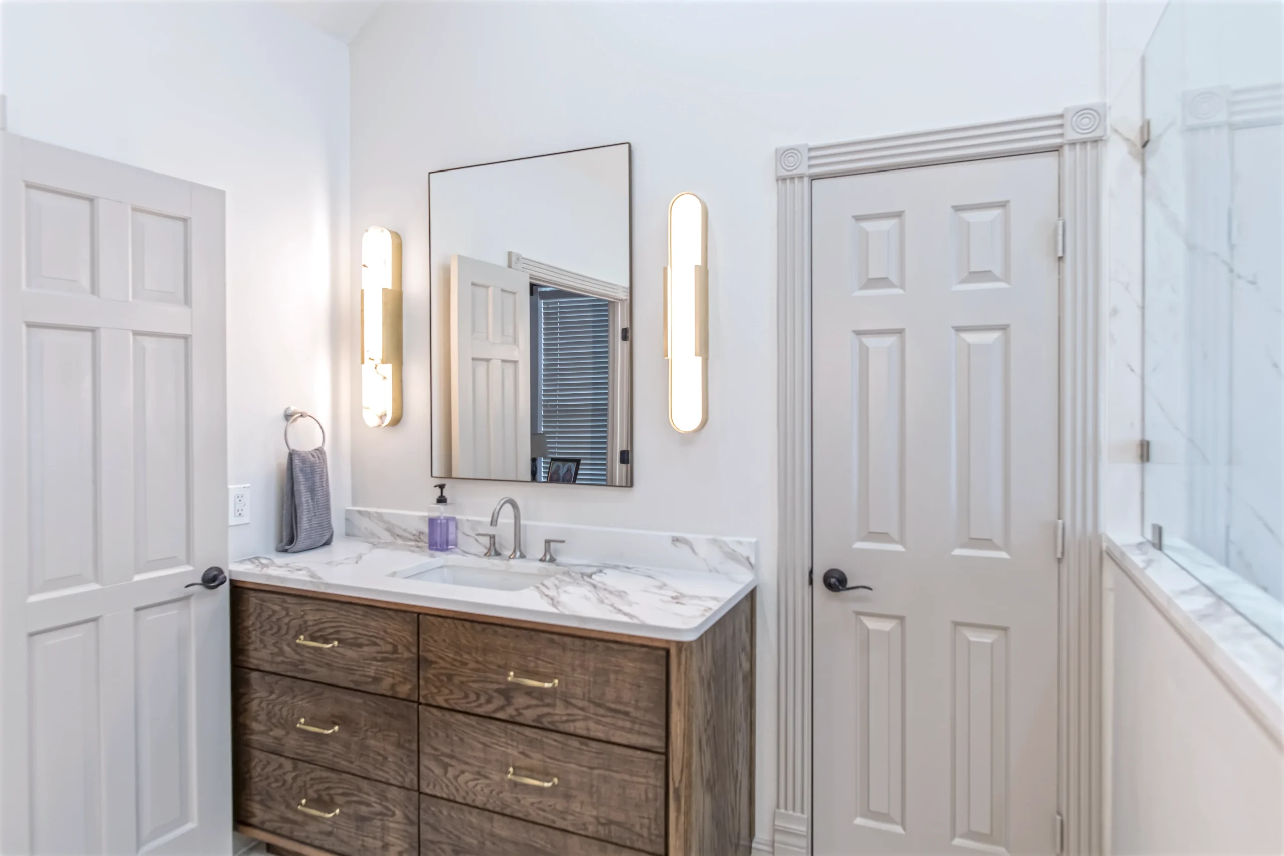 mid century modern home primary bathroom 02