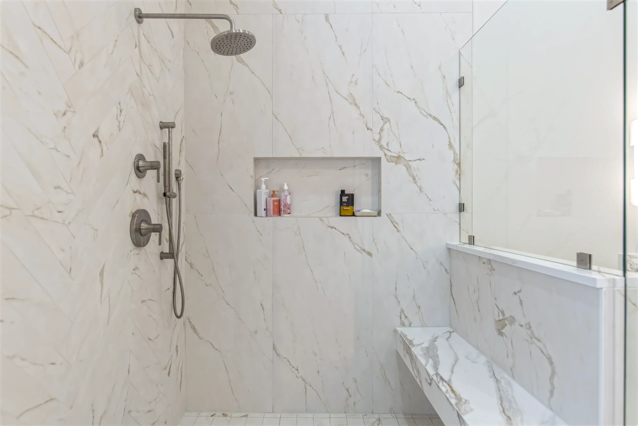 mid century modern home primary bathroom 04